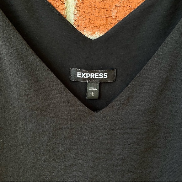 Express | V-Neck Tank - Picture 2 of 3